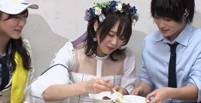 三田麻央 GIF vs.ステーキ：「旨い！」