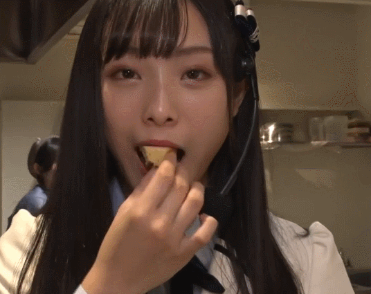 梅山恋和と小嶋花梨カステラを食べる