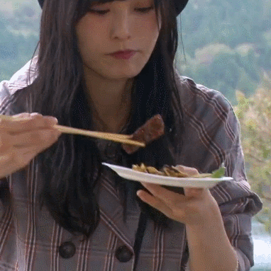 「お肉食べる」山本彩 GIF   (芦ノ湖 BBQ)