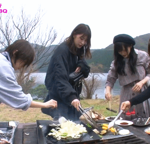 山本彩 GIF 「早い！（ナスはまだ）」 (芦ノ湖 BBQ)