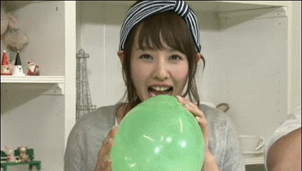 風船を噛み (山田菜々 GIF