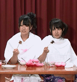 罰ゲーム「コオロギの串揚 」山田菜々 福本愛菜 gif