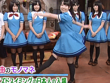 「シンクロナイズドスイミングの日本人の入場」