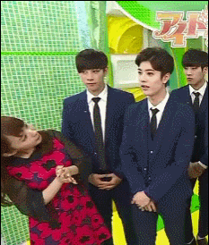「たこ焼き」山田菜々 vs. MR.MR.(미스터미스터) GIF